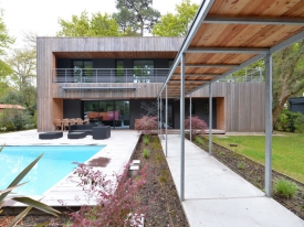 Архитектурный дом с бассейном